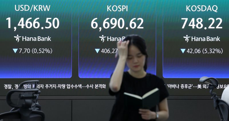 24일 서울 중구 하나은행 본점 딜링룸 전광판에 종가가 나오고 있다. 2026.7.24 ⓒ 뉴스1 김성진 기자
