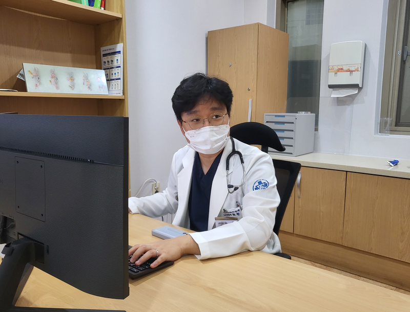 최한일 소화기내과 전문의가 환자를 문진하고 있다. 온병원 제공