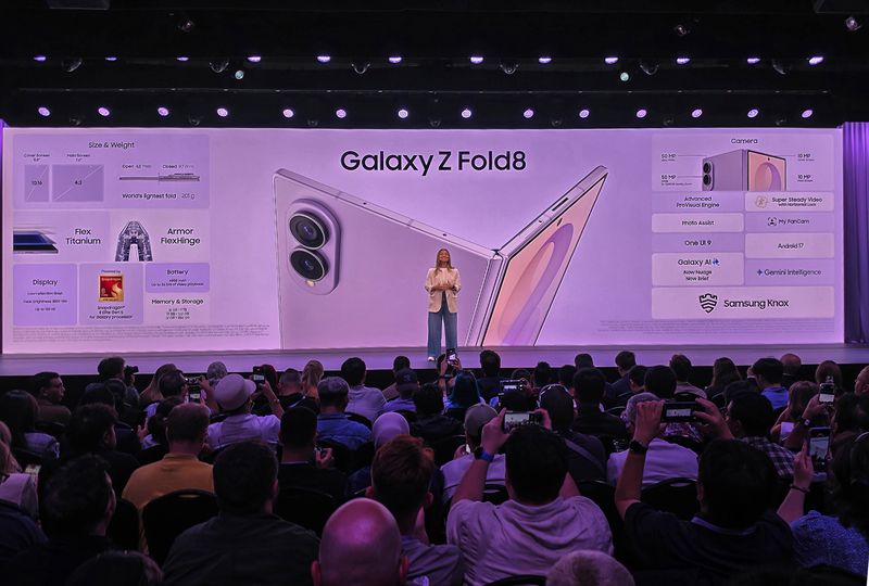 22일(현지시간) 영국 런던 올드 빌링스게이트에서 열린 '갤럭시 언팩(Galaxy Unpacked) 2026'에서 관계자가 갤럭시Z 폴드8 대해 설명하고 있다. (삼성전자 제공. 재판매 및 DB 금지) 2026.7.23 ⓒ 뉴스1