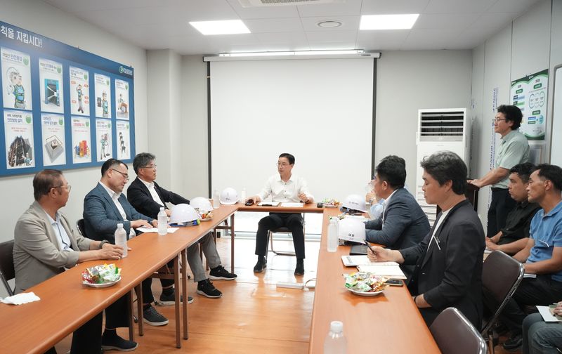 위성곤 제주특별자치도지사가 지난 24일 서귀포시 종합체육관 안전교육장에서 신진성 제주특별자치도체육회장과 정재훈 제주특별자치도장애인체육회 상임부회장, 양 체육회 관계자 등과 전국체전 준비 상황을 논의하고 있다. 간담회에서는 장애인 선수 편의시설과 경기장 주변 주차공간 확충, 대회 이후 시설 활용 방안 등이 논의됐다. /사진=제주특별자치도 제공