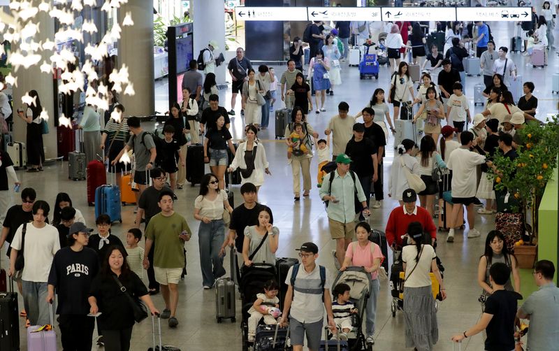 본격적인 여름 휴가철 첫 주말을 맞은 26일 오전 제주국제공항 1층 도착장이 가족과 연인, 친구와 함께 제주를 찾은 관광객들의 발걸음으로 북적이고 있다. 제주도는 제주노선 좌석 확대의 필요성과 타당성을 뒷받침할 자료를 마련해 중앙부처와 항공사를 상대로 증편과 좌석 공급 확대 협의를 강화할 계획이다. /사진=뉴시스