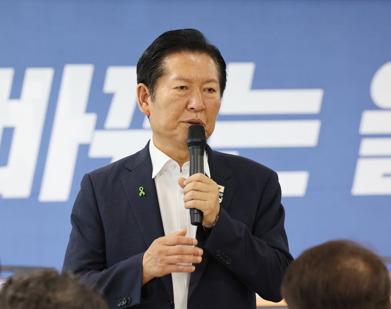 정청래 더불어민주당 대표 후보가 26일 울산시 남구 민주당 울산시당에서 열린 당원 간담회에 참석해 발언하고 있다. 연합뉴스