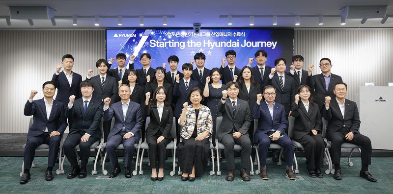 현정은 현대그룹 회장이 24일 서울 종로구 연지동 사옥에서 열린 2026년 상반기 신입사원 교육 수료식에 참석해 기념 사진을 촬영한 모습(현대그룹 제공). 2026.7.24.