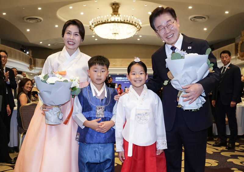 이재명 대통령과 김혜경 여사가 25일(현지시간) 미국 샌프란시스코 한 호텔에서 열린 동포 오찬간담회에서 화동들과 기념촬영을 하고 있다. 2026.7.26 ⓒ 뉴스1 허경 기자