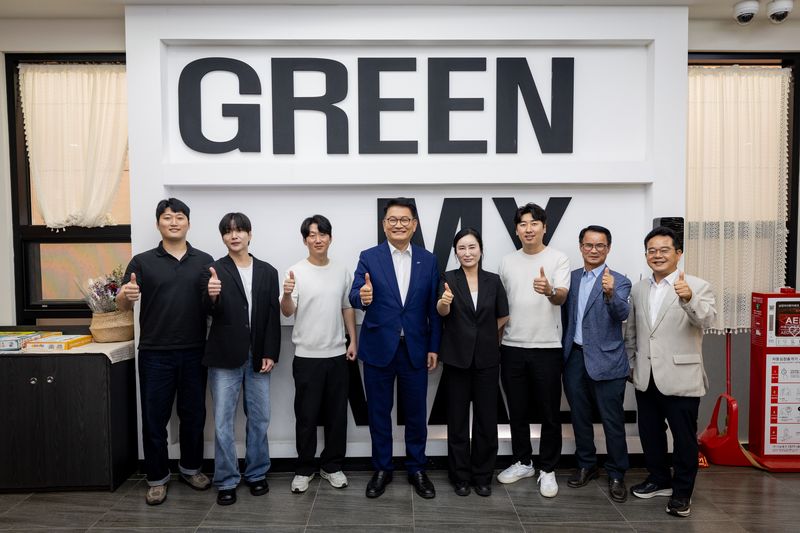 26일 송영길 민주당 대표 후보가 전북특별자치도 진안군 고원시장 청년몰에서 2030 청년들과 오찬을 하고 있다.(송 후보 측 제공)