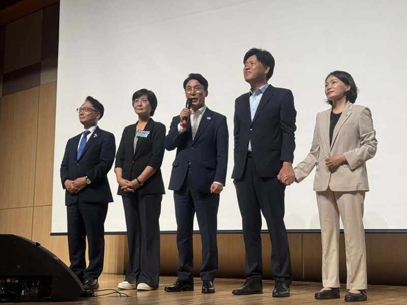 김민석 민주당 대표 후보가 26일 광주과학기술원에서 열린 정책간담회에 '친명계' 최고위원 후보들과 찾은 모습. 왼쪽부터 박선원·임미애·김민석·김용·서미화 후보.(정진욱 의원 페이스북)