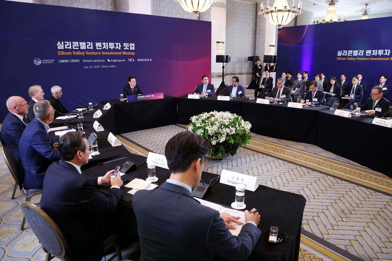 [샌프란시스코=뉴시스] 김진아 기자 = 이재명 대통령이 25일(현지 시간) 미국 샌프란시스코의 한 호텔에서 열린 실리콘밸리 벤처투자 밋업에서 인사말을 하고 있다. 2026.07.26. bluesoda@newsis.com