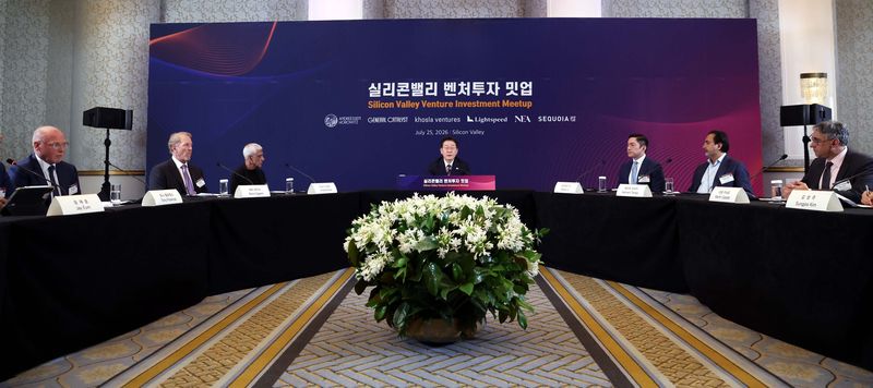 [샌프란시스코=뉴시스] 김진아 기자 = 이재명 대통령이 25일(현지 시간) 미국 샌프란시스코의 한 호텔에서 열린 실리콘밸리 벤처투자 밋업에서 인사말을 하고 있다.왼쪽부터 토니 플로렌스 뉴 엔터프라이즈 어소시에이츠 공동대표, 배리 에거스 라이트스피드 벤처 파트너스 공동창업자, 비노드 코슬라코슬라 벤처스 창업자, 이 대통령, 알프레드 린 세콰이어 캐피털 공동대표, 헤먼트 터네자 제너럴 캐털리스트 대표, 마틴 카사도 앤드리슨 호로위츠 제너럴파트너. 2026.07.26. bluesoda@newsis.com