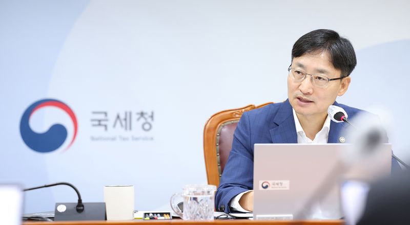 [세종=뉴시스] 강종민 기자 = 임광현 국세청장이 22일 세종시 정부세종2청사에서 열린 하반기 첫 지방청장 회의를 주재하며 국세·국세외수입 체납관리단의 현장 상황 점검과 실무상 제도 보완 방안 등을 집중 논의하고 있다. (사진=국세청 제공) 2026.07.22. photo@newsis.com *재판매 및 DB 금지