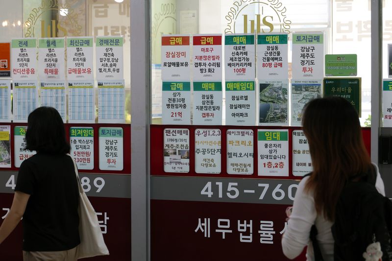 [서울=뉴시스] 고승민 기자 = 정부가 7월 발표할 세제개편안에 1주택자라도 보유 주택이 3-40억원을 웃도는 초고가인 경우 높은 종합부동산세율을 적용하는 방안이 포함되는 것으로 알려진 26일 서울의 한 부동산 밀집 상가에 매물 안내문이 게시돼 있다. 2026.06.26. kkssmm99@newsis.com