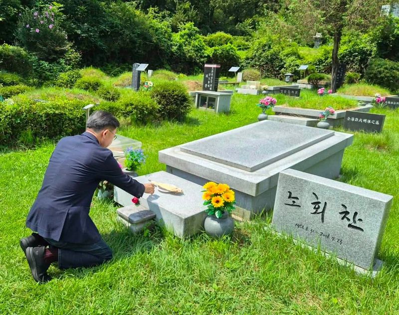 조국혁신당 신장식, 노회찬 묘역 참배…