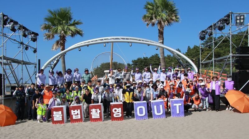 제주특별자치도와 자치경찰단, 여성·피해지원기관 관계자들이 지난 24일 제주시 이호테우해수욕장에서 불법촬영 예방 합동점검과 캠페인을 마친 뒤 기념촬영을 하고 있다. 제주도는 공중화장실 등 취약시설에 전문 탐지장비를 투입하고 주요 해수욕장과 관광지 점검을 확대하고 있다. /사진=제주특별자치도 제공