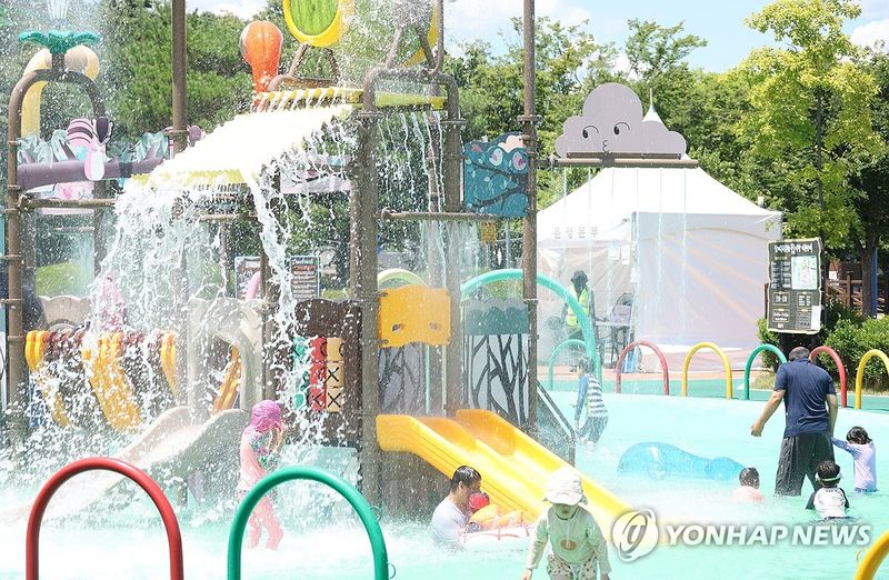 폭염중대경보 속 물놀이하는 경산 시민들 (출처=연합뉴스)
