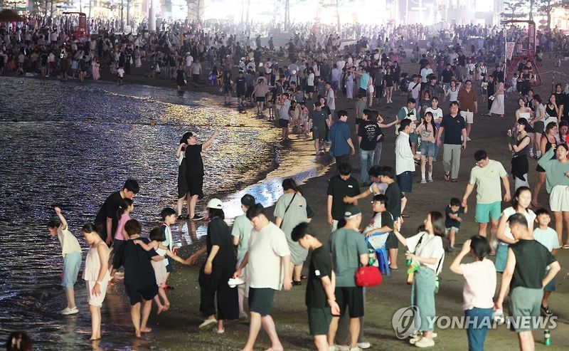 드론쇼 즐기고 더위 식히는 피서객들 (출처=연합뉴스)
