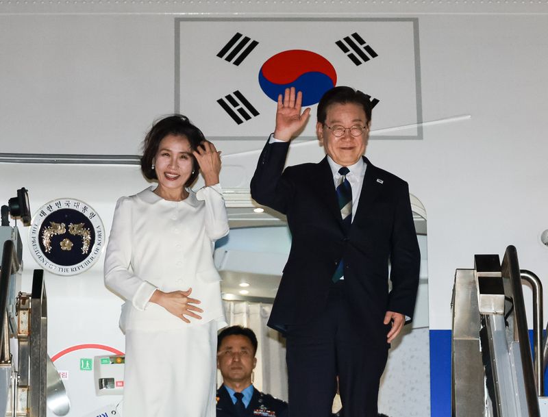 AI 서밋 일정을 마친 이재명 대통령과 김혜경 여사가 25일(현지시간) 미국 샌프란시스코 국제공항에서 공군 1호기에 올라 인사하고 있다. 2026.7.26 ⓒ 뉴스1 허경 기자