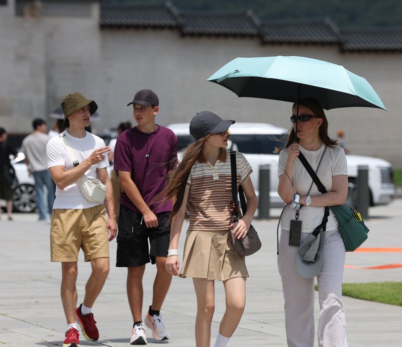 [서울=뉴시스] 조수정 기자 = 월간 관광수지가 올 들어 반등하며 3개월 연속 흑자를 기록했다. 한국관광공사에 따르면 지난 5월 관광수지는 2억2천50만 달러 흑자를 기록했다. 방한 관광객 1명이 지출한 액수는 193만7천 원으로 우리 국민 해외관광객 1명이 지출한 147만 원보다 많은것으로 집계됐다. 사진은 26일 서울 광화문광장의 외국인 관광객들. 2026.07.26. chocrystal@newsis.com
