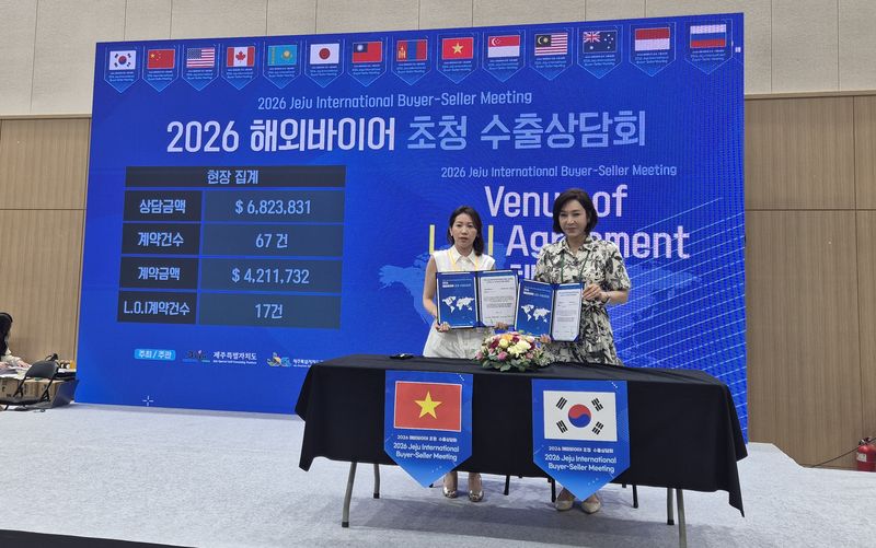지난 23일 ‘2026년 해외 바이어 초청 수출상담회’에서 제주기업과 베트남 바이어가 구매의향서를 체결한 뒤 기념촬영을 하고 있다. 행사에서는 모두 17건, 726만달러 규모의 구매의향서가 체결됐다. /사진=제주특별자치도경제통상진흥원 제공