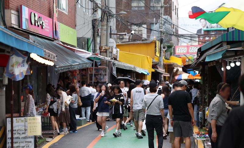 [서울=뉴시스] 김선웅 기자 = 26일 서울 종로구 창신동 문구완구시장에서 '말랑이'로 불리는 촉감 장난감을 구매하는 인파가 붐비고 있다. '말랑이'는 폴리우레탄 폼으로 만들어진 부드러운 장난감류를 통칭하는 말로서 슬랑이(슬라임+말랑이), 왁뿌볼 등의 제품을 포함한다. 말랑이는 손으로 주물럭거린 후 천천히 원래 형태로 복구되는 특성이 있어 스트레스 해소용 장난감으로 연령대에 관계 없이 인기를 끌고 있다. 2026.07.26. mangusta@newsis.com