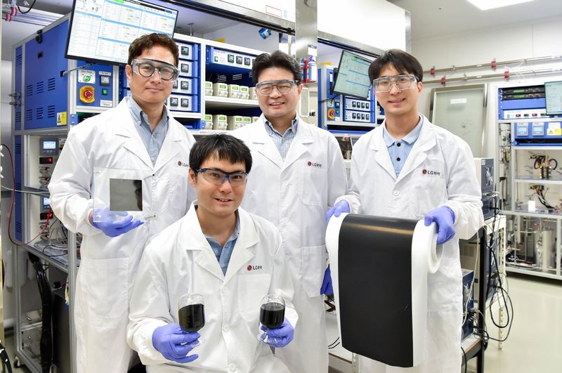 고분자전해질막(PEM) 수전해(水電解) 전극의 내구성을 높이는 계면안정화 기술을 개발한 LG화학 연구원들의 모습(자료사진. LG화학 제공). 2026.7.26.