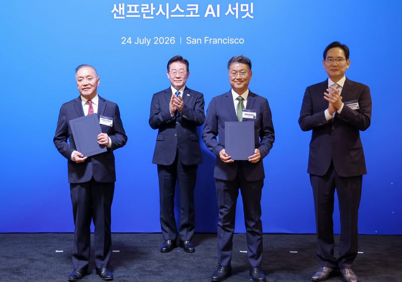이재명 대통령과 이재용 삼성전자 회장이 지난 24일(현지시간) 미국 샌프란시스코 더 미드웨이에서 열린 'AI 서밋' 행사 이후 기념촬영을 하고 있다. 왼쪽부터 혹 탄 브로드컴 최고경영자, 이 대통령, 한진만 삼성전자 파운드리사업부장(사장), 이 회장 연합뉴스