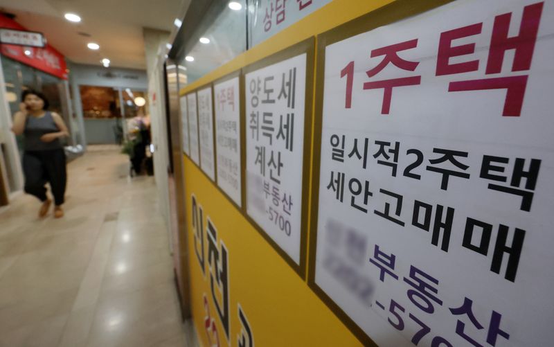 [서울=뉴시스] 조성우 기자 = 이재명 대통령이 지난 23일 열린 부동산 대토론회에서 보유세 강화를 시사하면서 7월 말~8월 초로 예정된 정부의 세제개편안 발표에 이목이 쏠리고 있다. 26일 서울 송파구의 한 공인중개사무소에 매매 관련 안내문이 붙어 있다. 2026.07.26. xconfind@newsis.com
