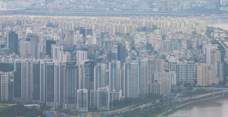 [서울=뉴시스] 권창회 기자 = 이재명 대통령이 23일 열린 부동산 대토론회에서 보유세 강화를 시사하면서 7월 말~8월 초로 예정된 정부의 세제개편안 발표에 이목이 쏠리고 있다. 정부는 이번 부동산 세제개편에서 보유세를 현재보다 강화하고 '똘똘한 한채'에 대한 세제 혜택을 축소할 것으로 예상된다.24일 서울 송파구 롯데월드타워 서울스카이에서 아파트 단지 등 주거 지역이 내려다보이고 있다. 2026.07.24. kch0523@newsis.com