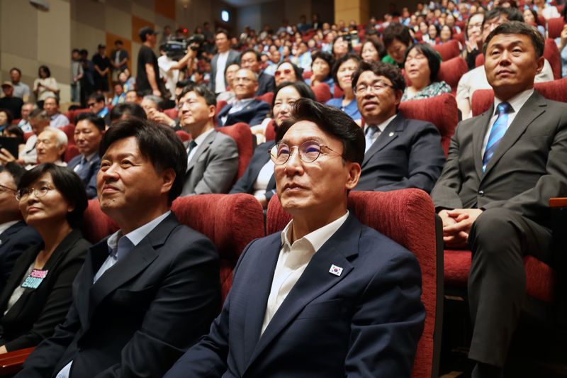 더불어민주당 8·17 전당대회 대표 경선에 진출한 김민석 전 총리가 26일 전남광주통합특별시 북구 광주과학기술원지스트대학을 찾아 지지자들과 만나고 있다. 2026.7.26 ⓒ 뉴스1 조수민 기자