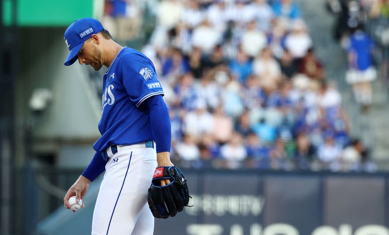 26일 서울 잠실야구장에서 열린 2026 KBO 리그 삼성 라이온즈와 두산 베어스의 경기에서 4회말 2사 1, 2루 두산 안재석에게 1타점 2루타를 허용한 삼성 선발 보스가 아쉬워하고 있다.뉴시스
