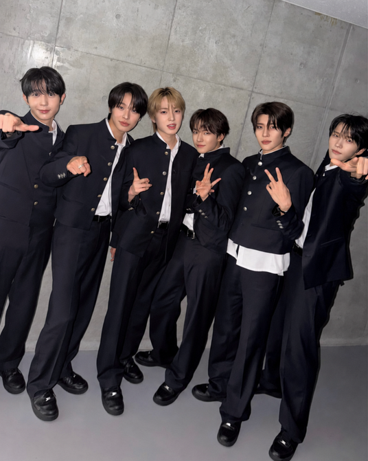 NCT WISH가 일본 신곡 'BOY MEETS GIRL'에서 일본 남학생 교복인 가쿠란을 입고 청량한 소년미를 선보였다. NCT WISH 공식 SNS