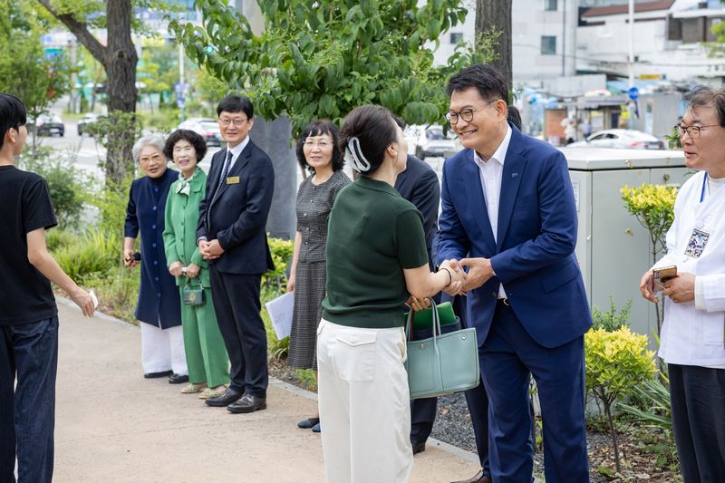 [서울=뉴시스] 김근수 기자 = 송영길 더불어민주당 대표 후보가 26일 오전 전북 전주시 안디옥 교회를 찾아 시민들과 인사를 나누고 있다. (사진= 송영길 의원실 제공) 2026.07.26. photo@newsis.com *재판매 및 DB 금지