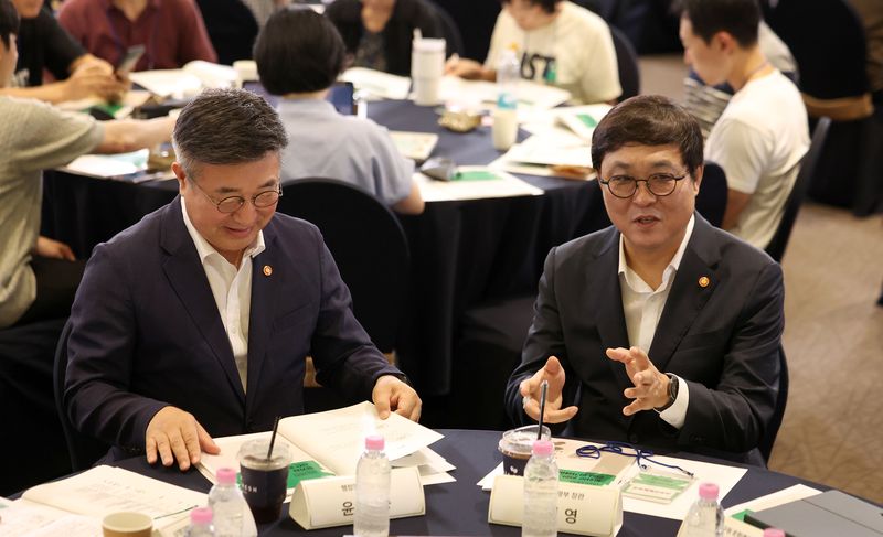 [서울=뉴시스] 김선웅 기자 = 윤호중(왼쪽) 행정안전부 장관과 최휘영 문화체육관광부 장관이 26일 서울 서대문구 연세대학교에서 행정안전부와 문화체육관광부가 '광화문현판 한글 병기'를 주제로 개최한 모두의 토론회에서 대화를 나누고 있다. 2026.07.26. mangusta@newsis.com