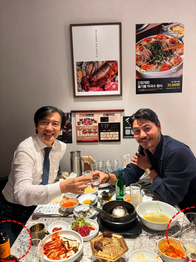 조국 전 조국혁신당 대표가 지난 24일 배우 이관훈씨와 함께한 술자리 사진을 SNS에 올린 뒤 '소주 인증샷' 논란이 발생했다. 사진 속 화이트와인병과 와인이 담긴 잔(붉은 원)이 있는데도 소주잔을 들고 건배했다는 지적이 나왔다. 이에 조 전 대표는 이틀 뒤 "소주도, 와인도 모두 마셨다"며 직접 해명했다./사진=조국 전 조국혁신당 대표 페이스북 캡처