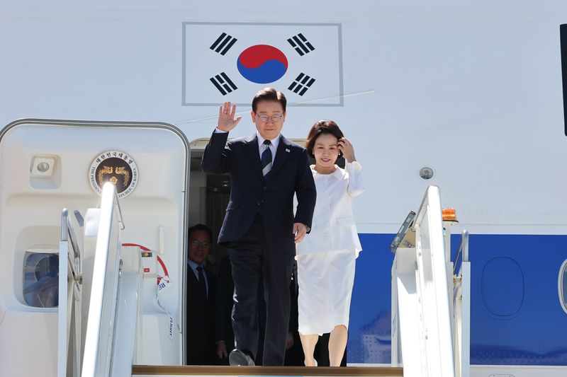 [브라질리아=뉴시스] 김진아 기자 = 브라질을 국빈 방문한 이재명 대통령과 김혜경 여사가 26일(현지 시간) 브라질 브라질리아 공군기지에 도착해 인사를 하고 있다. 2026.07.27. bluesoda@newsis.com
