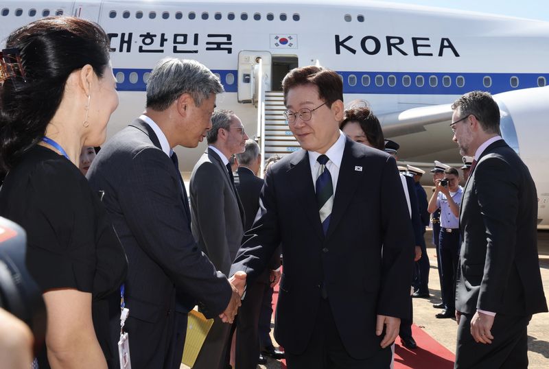 [브라질리아=뉴시스] 김진아 기자 = 이재명 대통령이 26일(현지 시간) 브라질 브라질리아 공군기지에 도착해 영접 인사들과 악수를 하고 있다. 2026.07.27. bluesoda@newsis.com