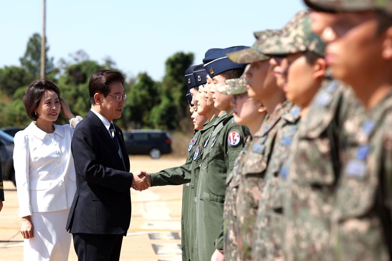[브라질리아=뉴시스] 김진아 기자 = 이재명 대통령과 김혜경 여사가 26일(현지 시간) 브라질 브라질리아 공군기지에 도착해 C-390 수송기 관련 브라질 현지에서 교육받고 있는 우리 공군 조종사 및 정비사들을 격려하고 있다. 2026.07.27. bluesoda@newsis.com