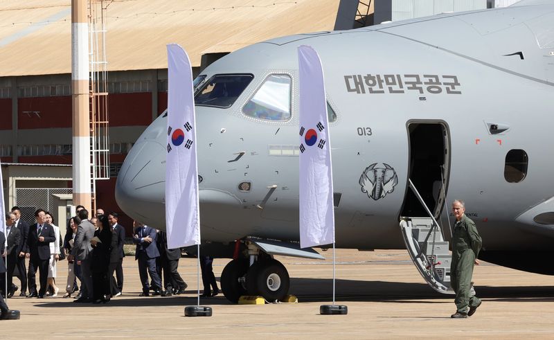 [브라질리아=뉴시스] 김진아 기자 = 브라질을 국빈 방문한 이재명 대통령과 김혜경 여사가 26일(현지 시간) 브라질 브라질리아 공군기지에 도착해 브라질 엠브라에르로부터 구매한 우리 공군의 C-390 수송기를 시찰하고 있다. 2026.07.27. bluesoda@newsis.com