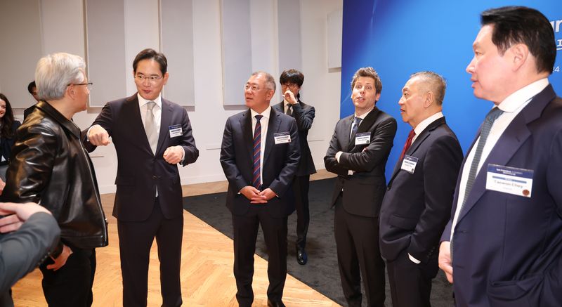 [샌프란시스코=뉴시스] 김진아 기자 = 젠슨 황 엔비디아 CEO, 이재용 삼성전자 회장, 정의선 현대차그룹 회장, 이해진(뒤) 네이버 이사회 의장, 샘 올트먼 오픈AL CEO, 혹 탄 브로드컴 CEO, 최태원 SK그룹 회장이 24일(현지 시간) 미국 샌프란시스코 더 미드웨이에서 열린 샌프란시스코 AI 서밋에 앞서 대화를 하고 있다. 2026.07.25. bluesoda@newsis.com