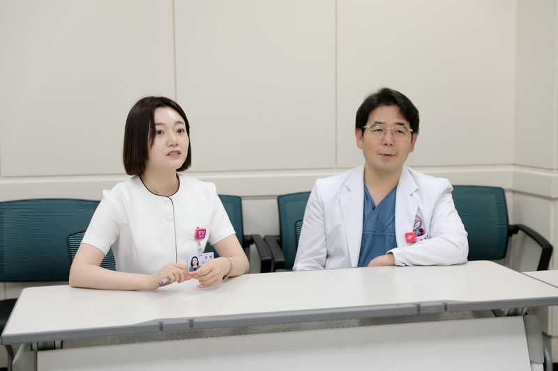 [서울=뉴시스] 조정래 한림대학교강남성심병원 국제진료위원장(순환기내과 교수·오른쪽)과 모빈 의료전문코디네이터(간호사)가 22일 뉴시스와 인터뷰를 하고 있다. (사진= 한림대학교강남성심병원 제공)