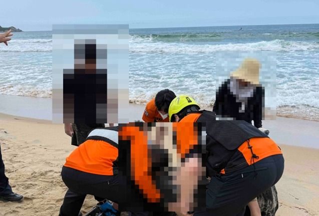 26일 오후 2시 10분쯤 강원 고성군 화진포 해수욕장에서 수난 사고가 발생, 심정지 환자 2명이 병원으로 옮겨졌다. (강원도소방본부 제공. 재판매 및 DB금지) 2026.7.26/뉴스1