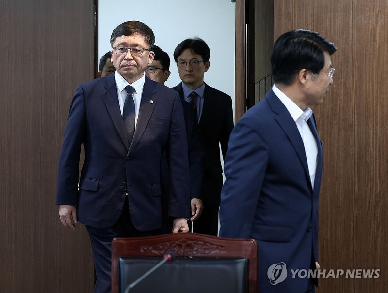 선관위, 투표용지 부족사태 관련 송파구 사과방문 (출처=연합뉴스)