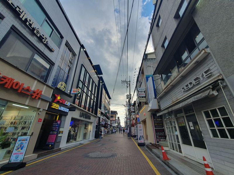깊은 침체를 겪던 구미역 및 문화로 일대 구도심 상권에 최근 새로운 활력이 감돌고 있다. 사진 구도심 문화로 일대. 구미시 제공