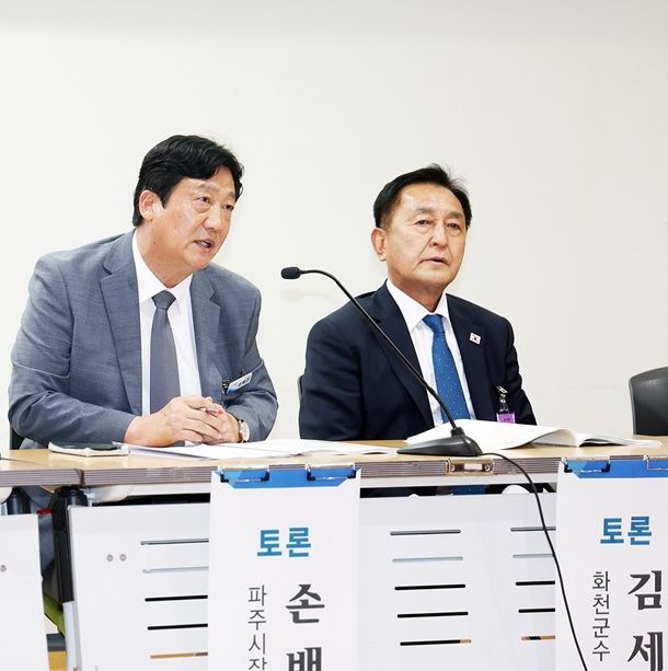 손배찬 파주시장(왼쪽)이 지난 23일 국회의원회관 제2소회의실에서 열린 토론회에 참석해 발언하고 있다. 파주시 제공