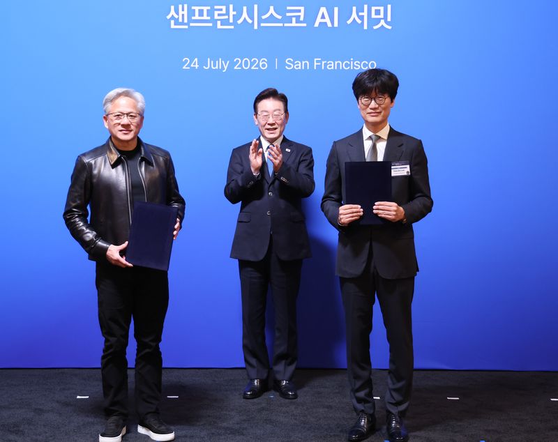 이해진 네이버 이사회 의장과 젠슨 황 엔비디아 최고경영자가 지난 7월 24일(현지시간) 이재명 대통령이 임석한 가운데 미국 샌프란시스코 더 미드웨이에서 열린 AI 서밋에 앞서 글로벌 AI 팩토리 구축을 위해 지분 투자 유치에 관한 전략적 투자협약을 체결한 뒤 기념촬영을 하고 있다. 뉴스1 제공.