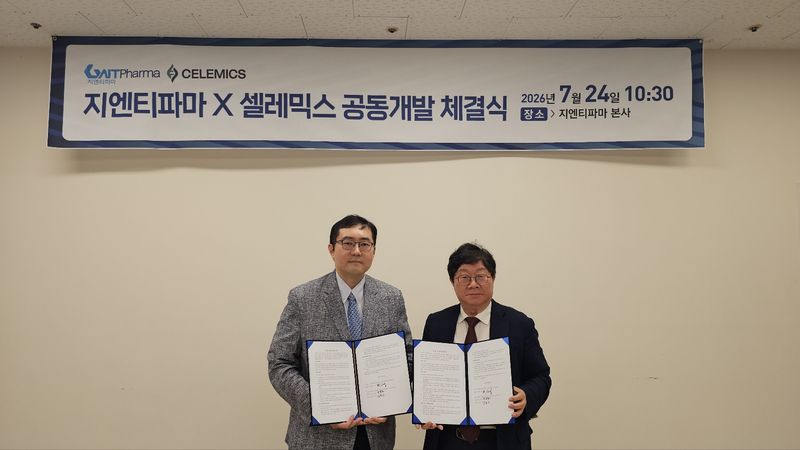 지엔티파마 곽병주 대표(오른쪽)와 셀레믹스 김효기 공동대표가 공동개발계약을 체결한후 기념사진을 촬영하고 있다. 지엔티파마 제공