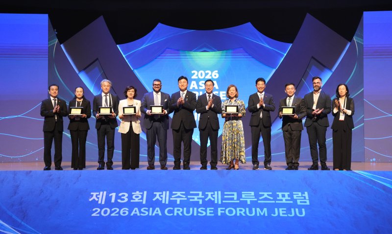 제13회 제주국제크루즈포럼 아시아 크루즈 어워즈 수상자와 주요 참석자들이 시상식을 마친 뒤 기념촬영을 하고 있다. 올해 어워즈에서는 최고 선사와 크루즈선, 모항·기항지 등 6개 부문의 수상자가 선정됐다. /사진=제주특별자치도 제공