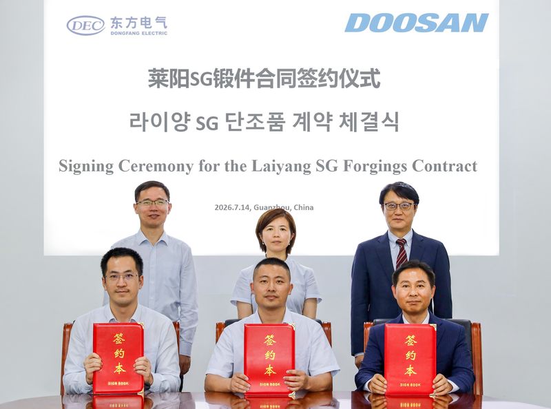 지난 14일 중국 광저우 DFHM 본사에서 열린 라이양 원전 5 ∙ 6호기 증기발생기용 단조품 계약 체결식에서 주요 관계자들이 기념촬영을 하고 있다. 앞줄 왼쪽부터 DEI 황초 수출입담당, DFHM 임지강 구매부부장, 두산에너빌리티 임성재 주단영업팀장. 뒷줄 왼쪽부터 DEI 손진평 수출입담당 부사장, DFHM 진려하 구매부사장, 두산에너빌리티 정영칠 주단BU장.(두산에너빌리티제공)
