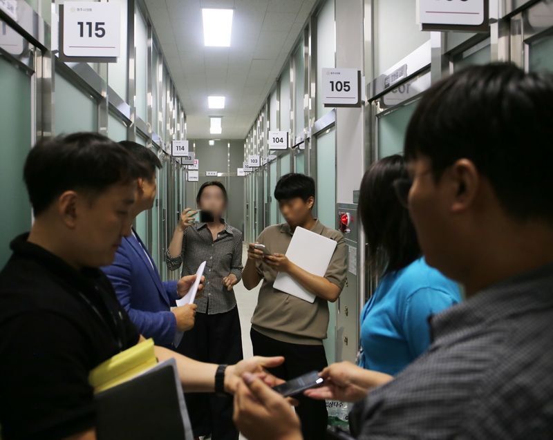 [청주=뉴시스] 서주영 기자 = 15일 오전 경찰이 충북 청주시의회에서 아동 성매매 혐의로 수사를 받고 있는 최영중 시의원 집무실에 대한 압수수색을 진행하고 있다. 2026.07.15. juyeong@newsis.com