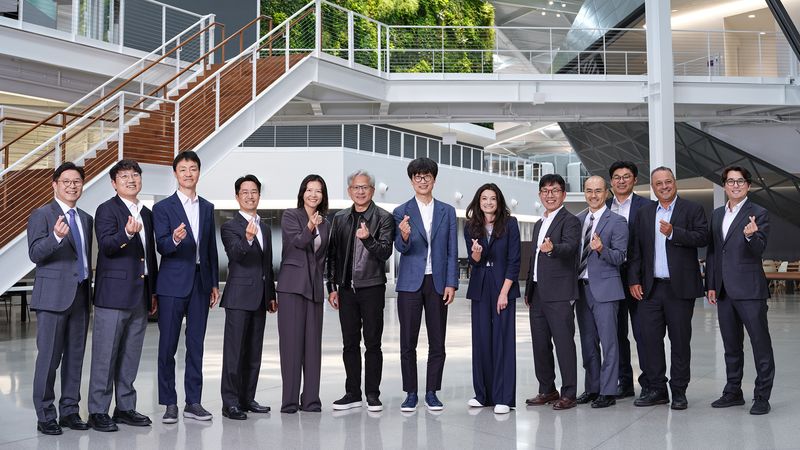 지난 24일(현지 시간) 엔비디아 사옥에서 네이버와 엔비디아의 전략적 투자 계약 체결 후 (왼쪽 두 번째부터) 네이버 구동현 전략기획 부문장, 유봉석 CRO, 김희철 CFO, 최수연 대표이사, 엔비디아 젠슨 황(Jensen Huang) CEO, 네이버 이해진 이사회 의장, 엔비디아 매디슨 황 수석이사, 네이버 클라우드 김유원 대표, (오른쪽에서 세 번째) 네이버 클라우드 이정훈 CFO가 사진 촬영을 하고 있는 모습. (네이버 제공)