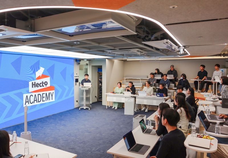 헥토그룹이 AI와 글로벌 산업 전문가를 초청해 최신 산업 트렌드와 비즈니스 인사이트를 공유하는 사내 성장 플랫폼 '헥토아카데미'를 운영하고 있다. 사진은 헥토아카데미 강연 현장. (헥토그룹 제공)
