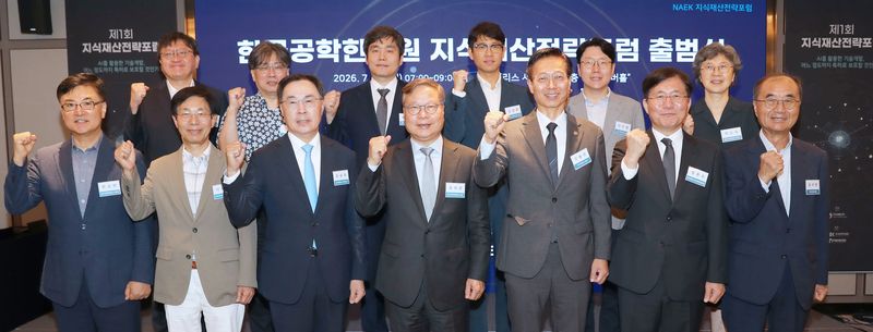 [서울=뉴시스] 27일 조선팰리스에서 열린 '지식재산 전략포럼 출범식'에서 김용선 지식재산처장(앞줄 왼쪽 다섯째)이 윤의준 한국공학한림원 회장(앞줄 왼쪽 네번째), 성윤모 지식재산전략포럼운영위원장(앞줄 왼쪽 여섯째) 등 참석자들과 기념촬영을 하고 있다. (사진=지식재산처 제공) 2026.07.27. photo@newsis.com *재판매 및 DB 금지